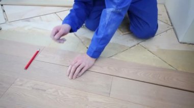 İşçinin kurulu yere koyar.