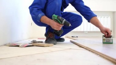 İşçi vida kutudan çeker.