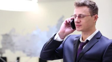 İşadamı cep telefonuyla gözlük görüşmelerde 