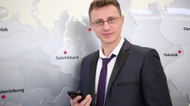 Genç işadamı ile smartphone elinde 