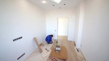 Parke yüklenmesi, işçi floorboard ekler.