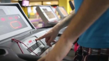 Adam yarış pisti simülatörü üzerinde çalışır