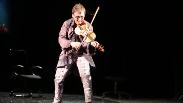 Violinist emotionellt spelar musik — Stockvideo