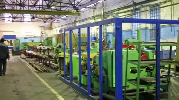 Man lopen in fabriek — Stockvideo