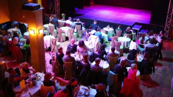 Люди сидят во время 5-го Московского конкурса — стоковое видео