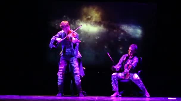 Dos violinistas modernos tocan música — Vídeos de Stock