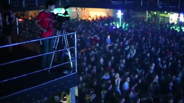 Videofilmer filmt Konzert in Nachtclub — Stockvideo