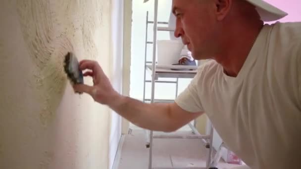 Dois construtores de parede de decoração — Vídeo de Stock