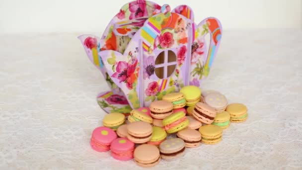 Biscuits colorés avec crème sur la table — Video