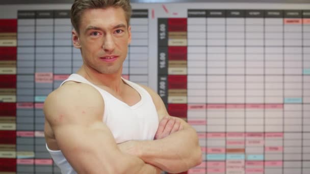 Bodybuilder stands half-turned — Stock Video