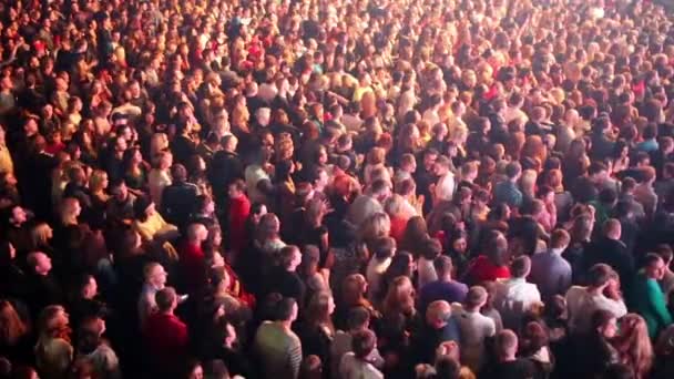 Spectators watch concert in Arena Moscow. — Stock Video