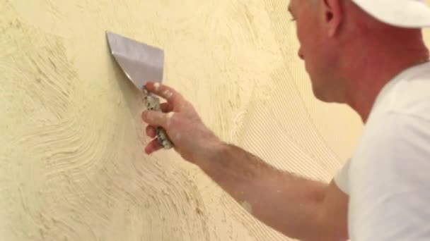Arbetare att göra abstrakt vägg — Stockvideo