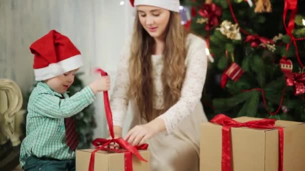 Ragazza, ragazzo vicino all'albero di Natale — Video Stock