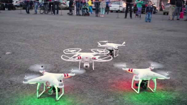 人が立つし、quadrocopters を見て — ストック動画