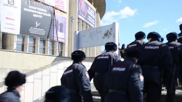 Policemen go up stairs — Stock Video