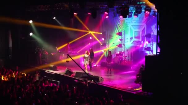 Lada Dance cântă pe scenă — Videoclip de stoc