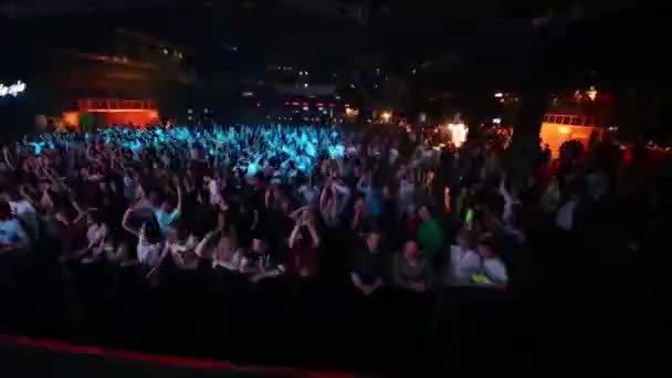 Ludzie bawić się w klubie nocnym — Wideo stockowe