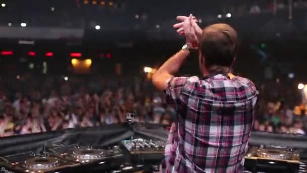 Retour de DJ applaudissements et danse de foule — Video
