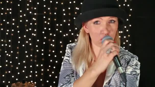 Жінка в капелюсі співає — стокове відео