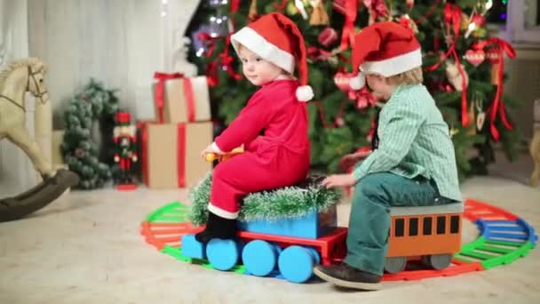 Kleine jongen en meisje in Santa kostuum — Stockvideo
