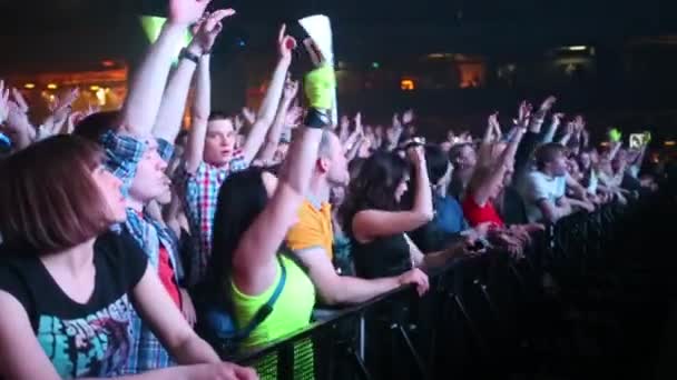 Muchas personas con las manos levantadas — Vídeos de Stock