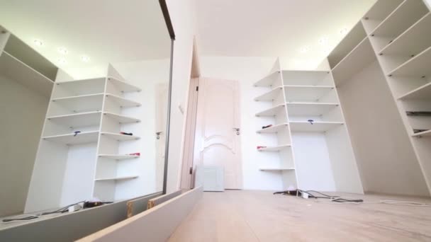 Пустая комната с шкафом для раздвижных дверей — стоковое видео