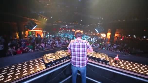Dos de DJ et danse de foule — Video