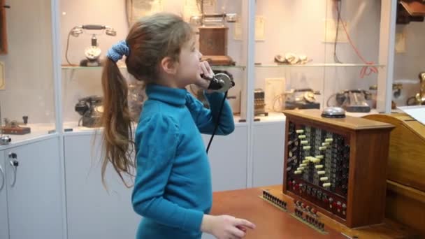 Dziewczyna rozmowy na telefon w Muzeum telefonu — Wideo stockowe