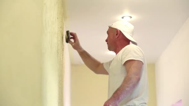 Constructor haciendo patrón de relieve en la pared . — Vídeos de Stock