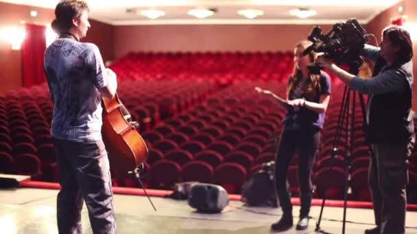 Violinista intervistato dopo Taper show — Video Stock