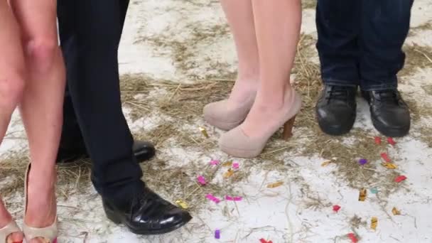 Ноги в обуви танцующих мужчин и девочек — стоковое видео