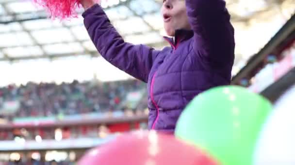 Mulher durante jogo de futebol — Vídeo de Stock