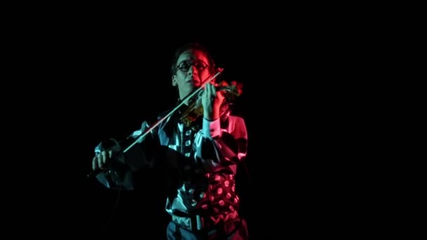 Szomorú hegedűművész a jelmezben játszik zene — Stock videók