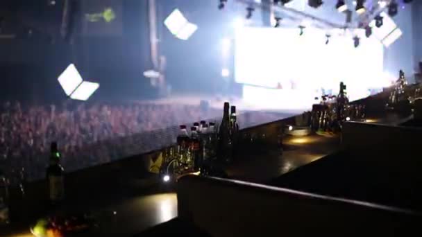 Bouteilles sur tables et DJ sur scène — Video