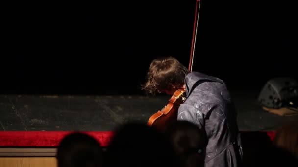 Cuarteto violinista sentarse y tocar música — Vídeos de Stock