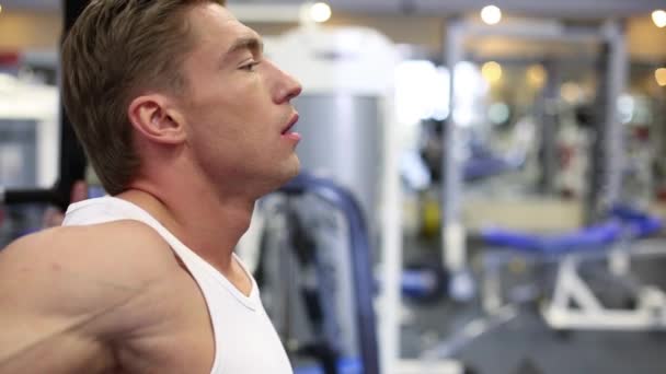 Bodybuilder does shoulders exercises — Stock Video