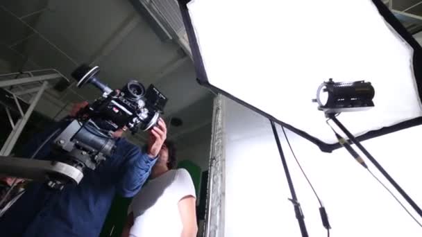 Regissören tittar in i kameran — Stockvideo