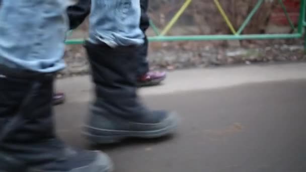 Çocukların sokakta yürürken ayakları — Stok video