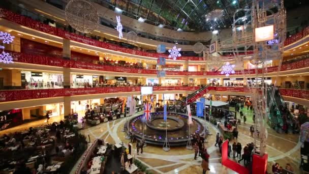 Les gens dans le hall décoré pour le Nouvel An — Video