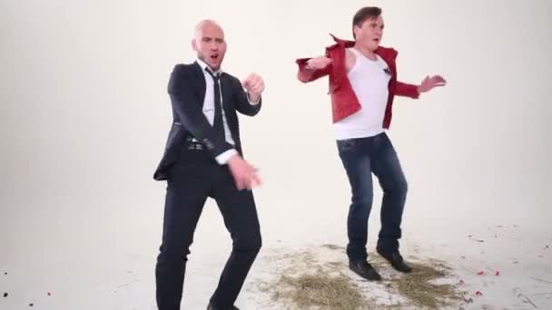 Чоловіки танцюють на підлозі з сіном — стокове відео