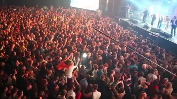 People dancing at concert in nightclub. — Stock Video