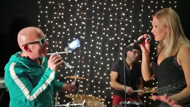 İki erkek ve şarkı söyleyen kız — Stok video