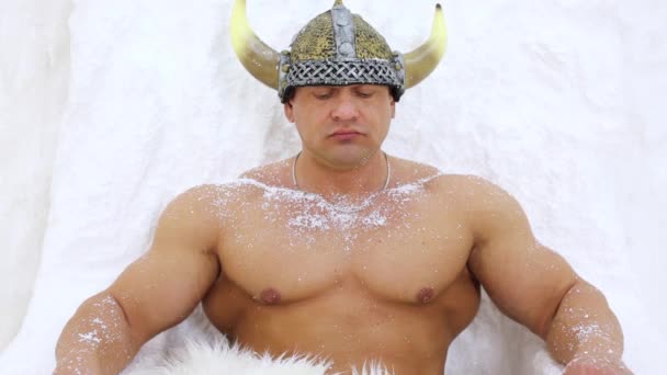 Muskularny mężczyzna ubrany w kostium viking — Wideo stockowe
