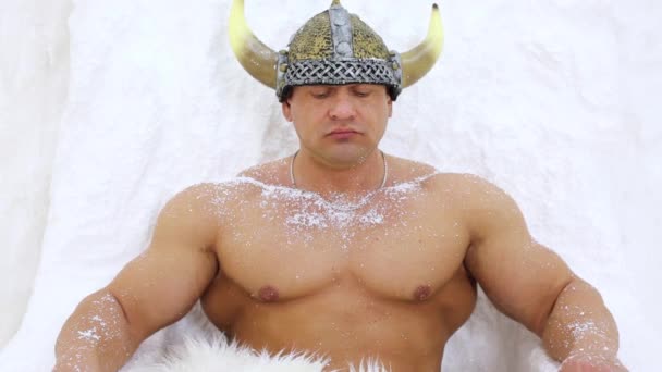 Homme musclé habillé en costume viking — Video