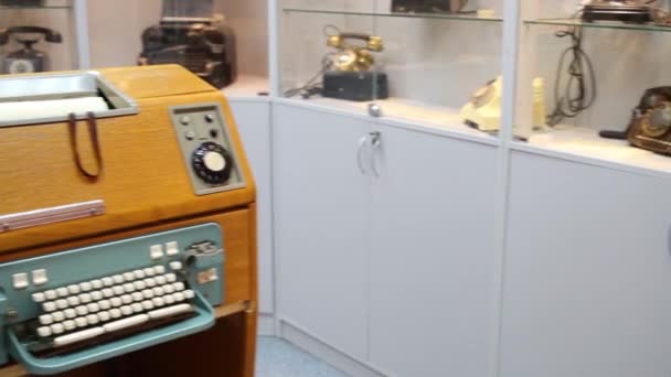 Багато експонатів музею телефон — стокове відео