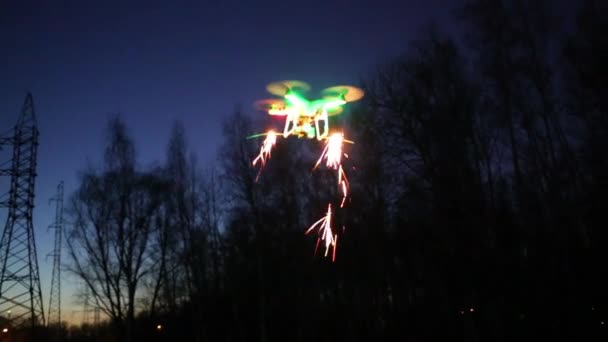 Quadrocopter con luces y bengalas encendidas — Vídeos de Stock