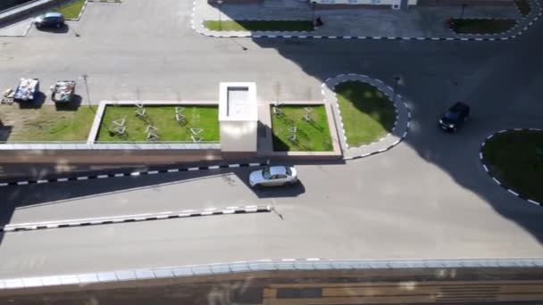 Zwei Autos fahren aus Hof — Stockvideo