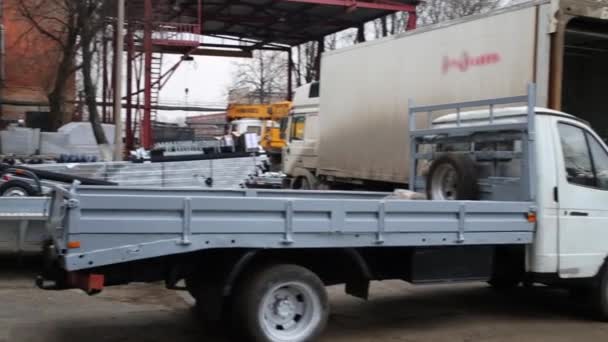 Trailers and forklift standing outside — Stock Video