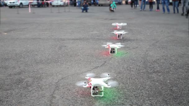 Cuatro cuadrocopteros con hélices giratorias — Vídeo de stock