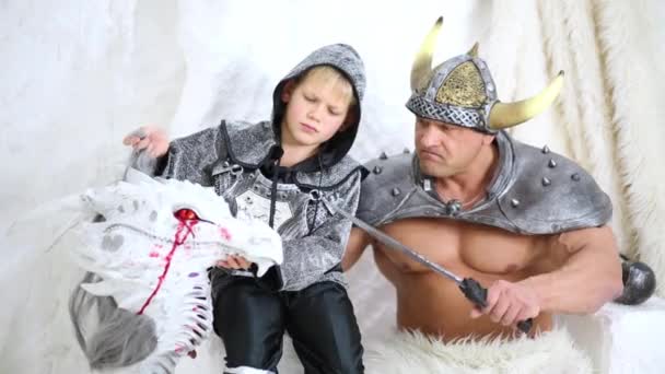 Fia azt mutatja, sárkány, koponya Atya — Stock videók